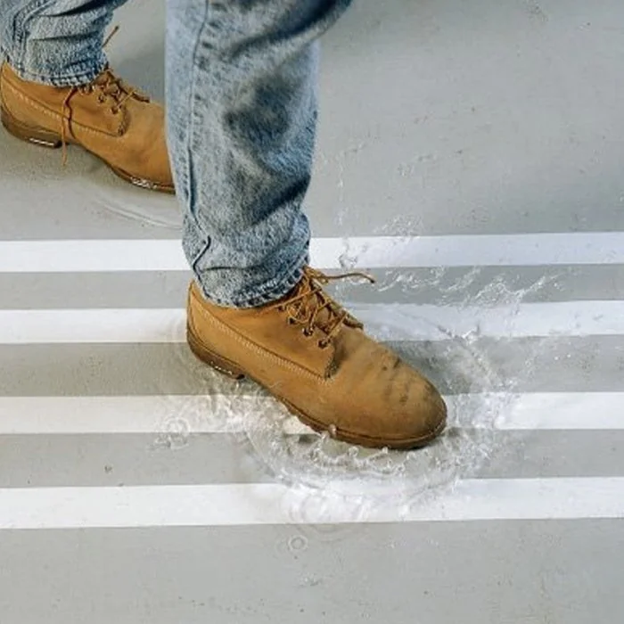 Banda Adeziva Antialunecare Aqua Safe Lungime 18.3 m, Latime 50 mm, Culoare Alb, Tip Cauciucata, Buc / Pachet 10-Benzi Adeziv...