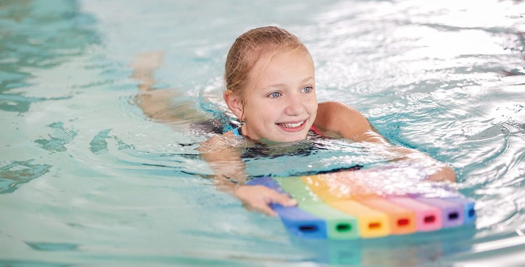 Fetita la piscina